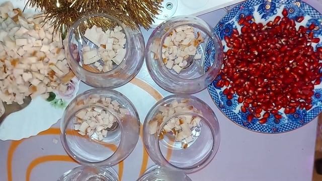 Новогодний салат с гранатом в фужерах/Готовлю на новый год, Рождество и на день всех влюбленных смотреть онлайн
