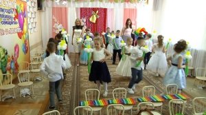 "Ромашковое поле" выход детей на выпускном утреннике