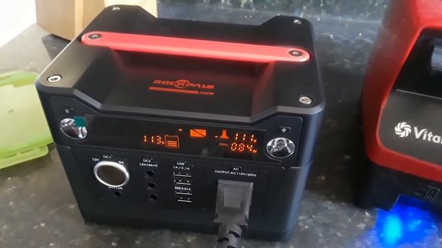 Solar powered Vitamix 5200 blender using Rockpals Portable 300W Litihium Generator at full speed! смотреть онлайн