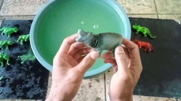 MEMBERSIHKAN MAINAN BANTENG, STEGOSAURUS, T-REX, BADAK, SAPI, BABI, KUCING, KANGGURU