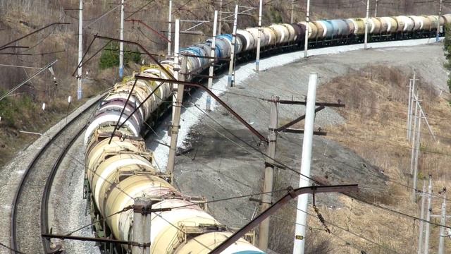 Грузовой состав с цистернами в горах, ВЛ11-336/300А смотреть онлайн