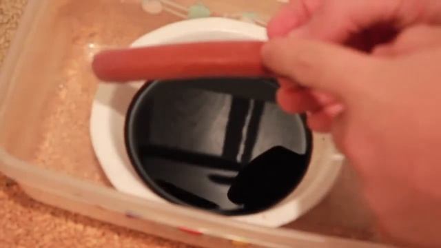 Сосиска покрытая NeverWet против соевого соуса