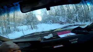Покатушки на внедорожнике. Беззаботная поездка по зимнему лесу.