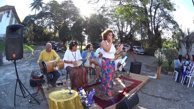 Flávia Oliveira canta Beija-me de Ciro Monteiro смотреть онлайн