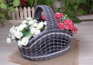 Корзина из газетных трубочек с овальным дном