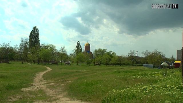 В Буденновске проводится дезинсекция территорий специальными противоклещевыми препаратами. смотреть онлайн