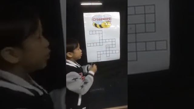 Pennueng demonstrates how to play a crossword game. смотреть онлайн