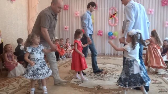 8 марта 2015 года в 14 группе. Часть 3. Танец пап и дочек (МДОУ "Детский сад №24 "Золотая рыбка") смотреть онлайн