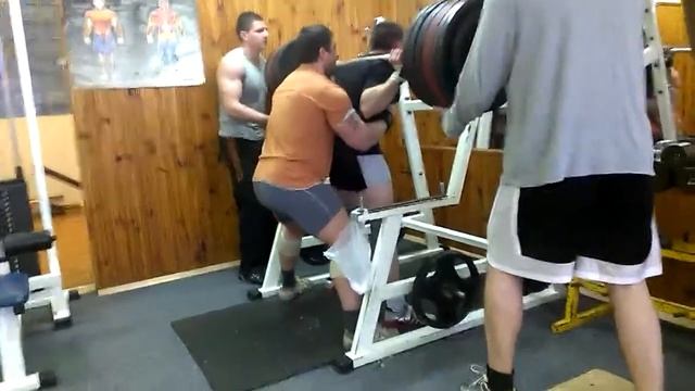 Присед 300 кг в бинтах Strangulator АРТ 2м св 81kg смотреть онлайн