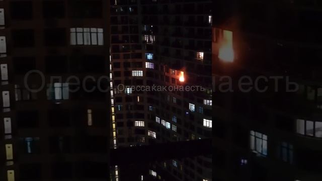 На кадрах Одесса и самовоспламенившееся в решётке для кондиционера устройство. смотреть онлайн