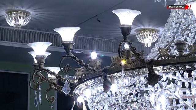 В Волгоградском музыкальном театре приводят в порядок уникальную люстру смотреть онлайн