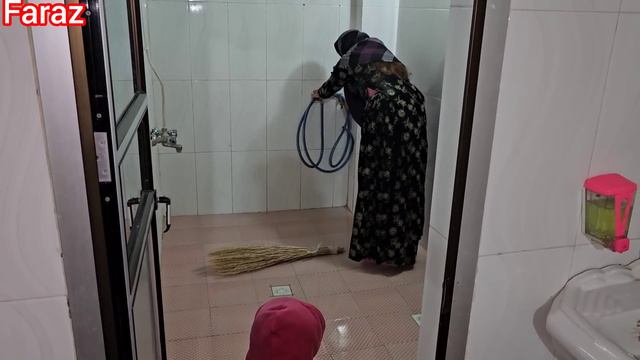 A woman's effort alone in cleaning the house to buy food for her child.part3 смотреть онлайн