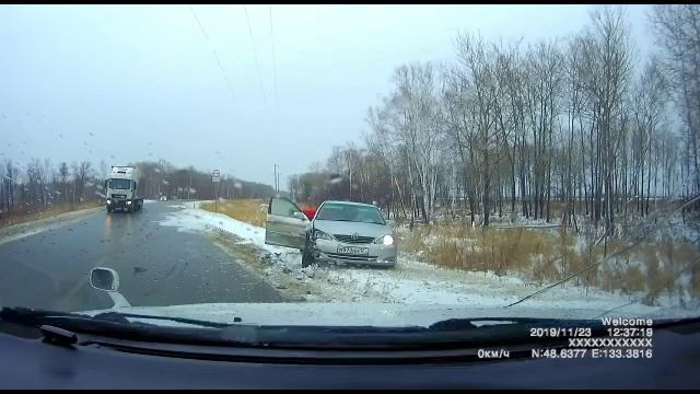 ДТП из-за гололёда в Хабаровске смотреть онлайн