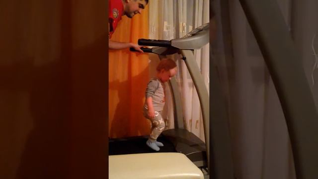 Мира на беговой дорожке )))) ого! Даже огого . Аааа. Жжот. Смешная смотреть онлайн