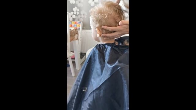 Стрижка ребенка 1 год с помощью детской машинки для стрижки волос Philips HC1091/15 Avent смотреть онлайн