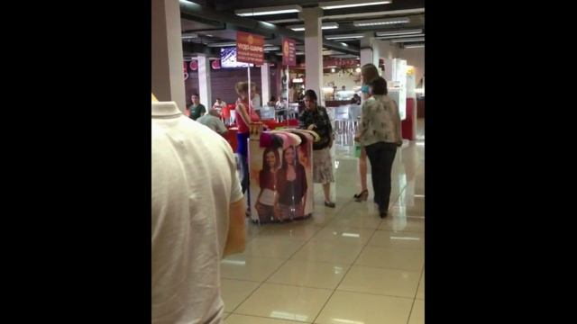 Вот как должен работать продавец. Продажа Чудо-шарфов в Торговом Центре смотреть онлайн