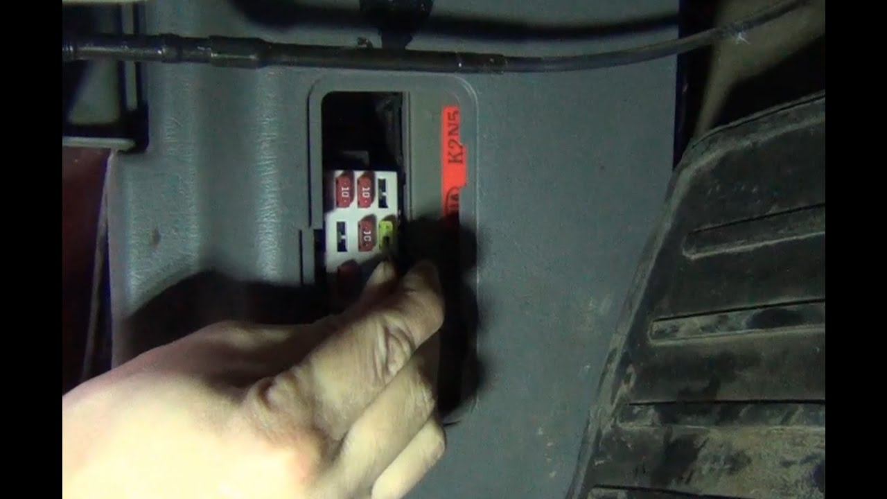 Замена предохранителя стеклоочистителя (дворников) и стеклоомывателя ветрового стекла KIA - Spectra смотреть онлайн