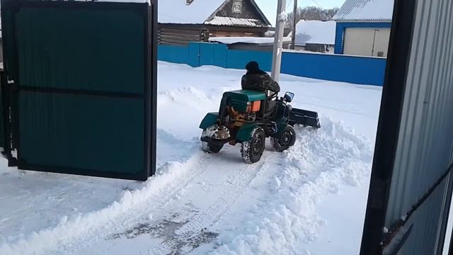 Уборка снега отвал спереди трактора смотреть онлайн