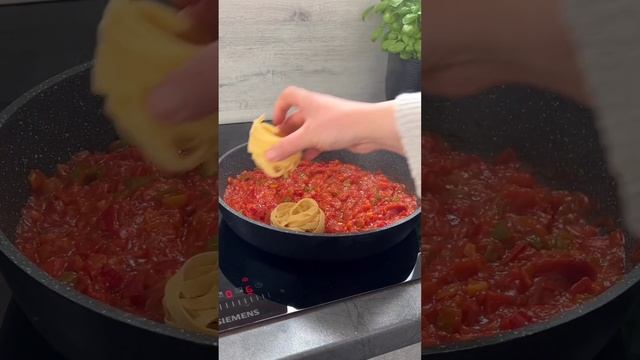 Паста в горшочке с фрикадельками.