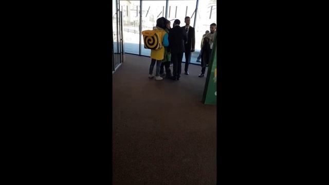 Конфликт охраны и курьера Яндекс еды в новом ТЦ Павелецкая Плаза в Москве смотреть онлайн