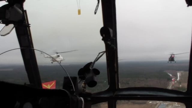 ..вертолетчики готовятся к параду - вид из кабины.. смотреть онлайн