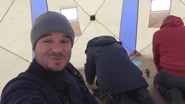 ДЕД ПРОДАЛ ЛУНКУ и НАЧАЛОСЬ!!! РЫБАЛКА на ЯЙЦО с ПОПЛАВКОМ - ПОСЛЕДНИЙ ЛЁД на РЕКЕ смотреть онлайн