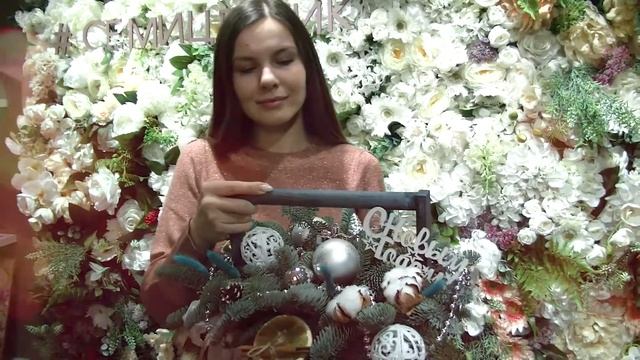 Новогодняя композиция с еловыми ветками и хлопком смотреть онлайн