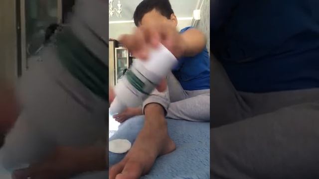 Самостоятельная обработка раны перекисью водорода Self-treatment of the wound with hydrogen peroxid смотреть онлайн