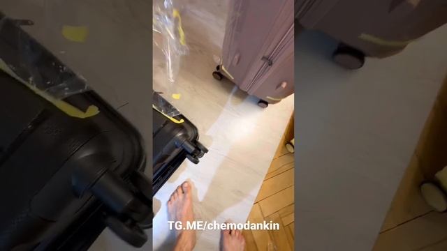 АСМР Чемодана из полипропилена, обзор на надежный чемодан который путешествует в самолете смотреть онлайн