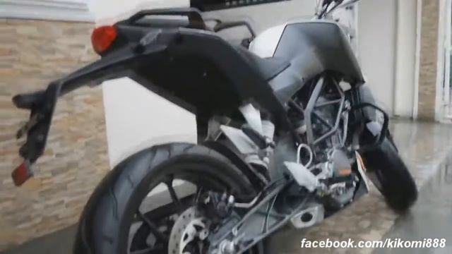 Yamaha R15 v2 & KTM 200 WalkAround | Rider KiKOMi смотреть онлайн