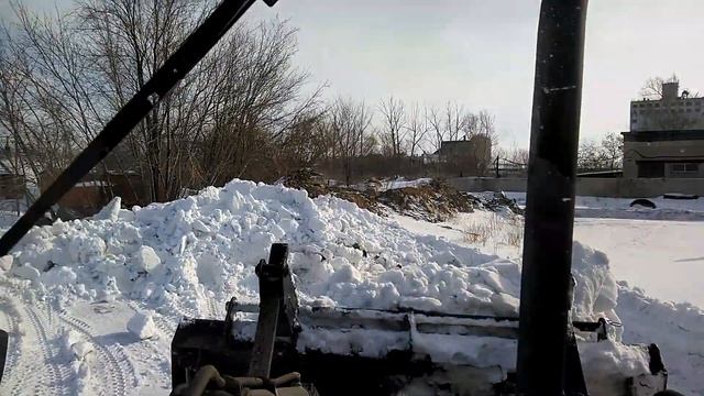 Обучение работы на Экскаваторе погрузчике!!!Как набирать твёрдый снег!!! смотреть онлайн