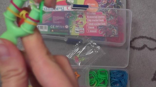 Набор Rainbow Loom Bands. Обзор + Как сделать браслет из резинок . смотреть онлайн