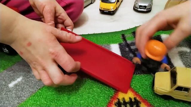 Любимая игра дома - играем в машинки с сестрой. Девочки тоже любят играть модельками машин! смотреть онлайн