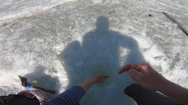 Неожиданный трофей, чуть не сломал крючок. Байкальский хариус. смотреть онлайн