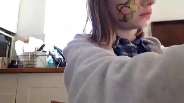 How to draw flowey on your cheek!! смотреть онлайн