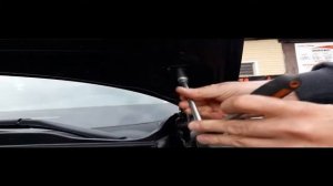 Установка газового  упора капота Hyundai Tucson 3
