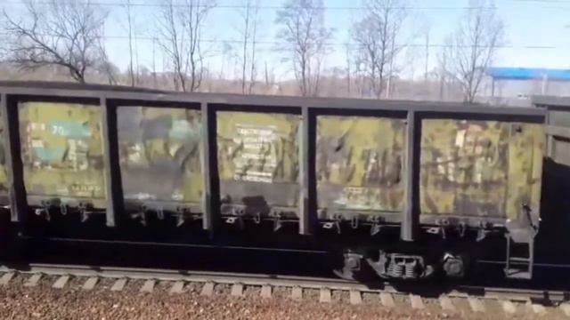 На жёлтый. 3ЭС5К-768 "Ермак" с грузовым поездом тормозит на жёлтый сигнал входного светофора смотреть онлайн