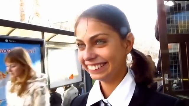 Промоутер Алиса отвечает на каверзные вопросы. Alice смотреть онлайн