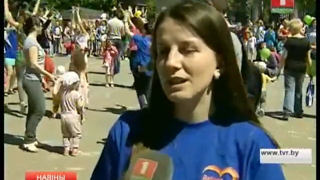 Центральная площадка в столичном парке Горького сегодня превратилась в огромный детский мольберт смотреть онлайн