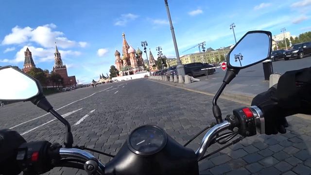 Мотороллер Муравей на Красной площади смотреть онлайн