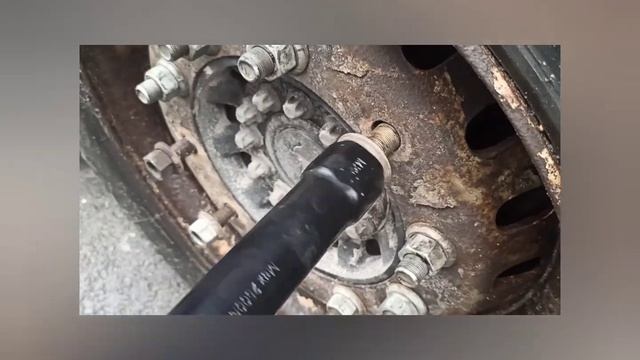 как поменять колесо на фуре, на прицепе. дальнобой, пробил колесо на прицепе, замена колеса смотреть онлайн