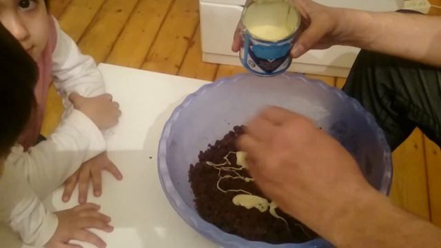 Супер пироженное готовят Miss OFA и Miss Daniz вместе с папой.(Children prepare a SUPER treat) смотреть онлайн