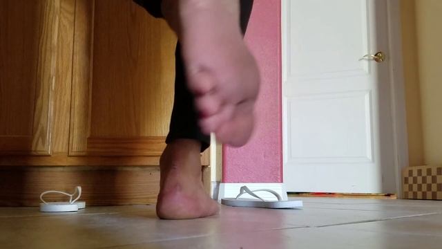 White flip flops and red toes смотреть онлайн