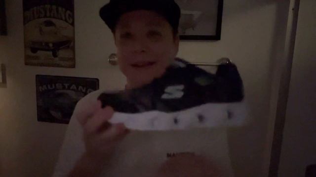 An up-close demonstration of my new “light-up” Skechers shoes ? смотреть онлайн