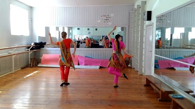 индийский танец "Пхир милеге" (до встречи) смотреть онлайн