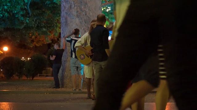 Уличный музыкант сочиняет песню на ходу в Ялте смотреть онлайн