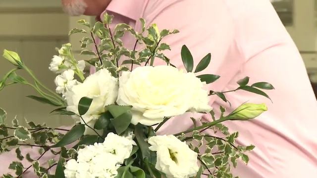 Cascade Style Wedding Bouquet Lesson! смотреть онлайн