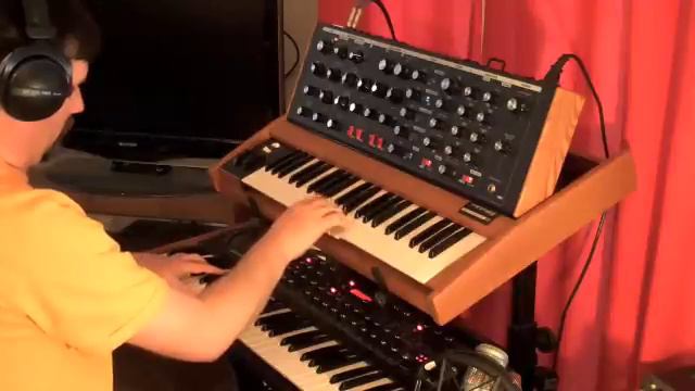 Hypnotique: A Synthesizer Improvisation смотреть онлайн