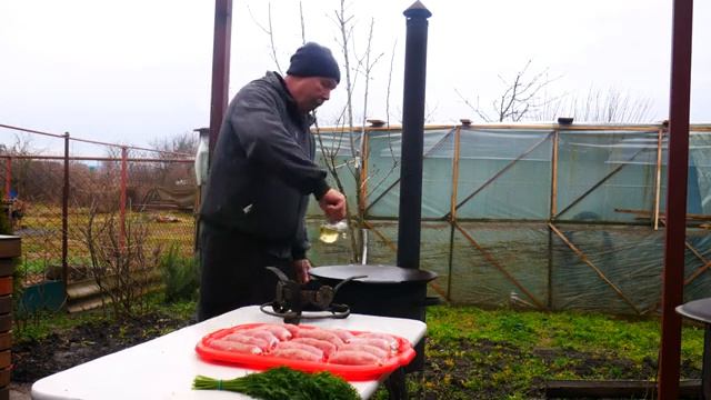 ВКУСНЕЕ КОТЛЕТ, ЦЫБУЛЯЧКИ - МЯСНЫЕ РУЛЕТИКИ с ЛУКОМ в СМЕТАННОМ СОУСЕ в СКОВОРОДЕ на КОСТРЕ. смотреть онлайн