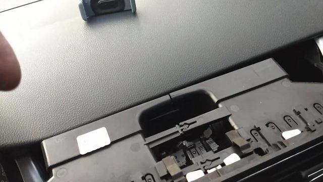 Демонтаж центрального дефлектора Skoda Rapid смотреть онлайн